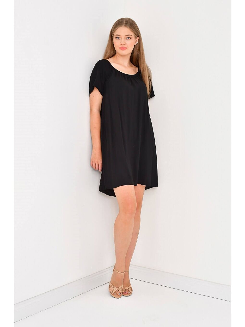 Siyah Düşük Omuzlu Büzgü Detaylı Elbise-1