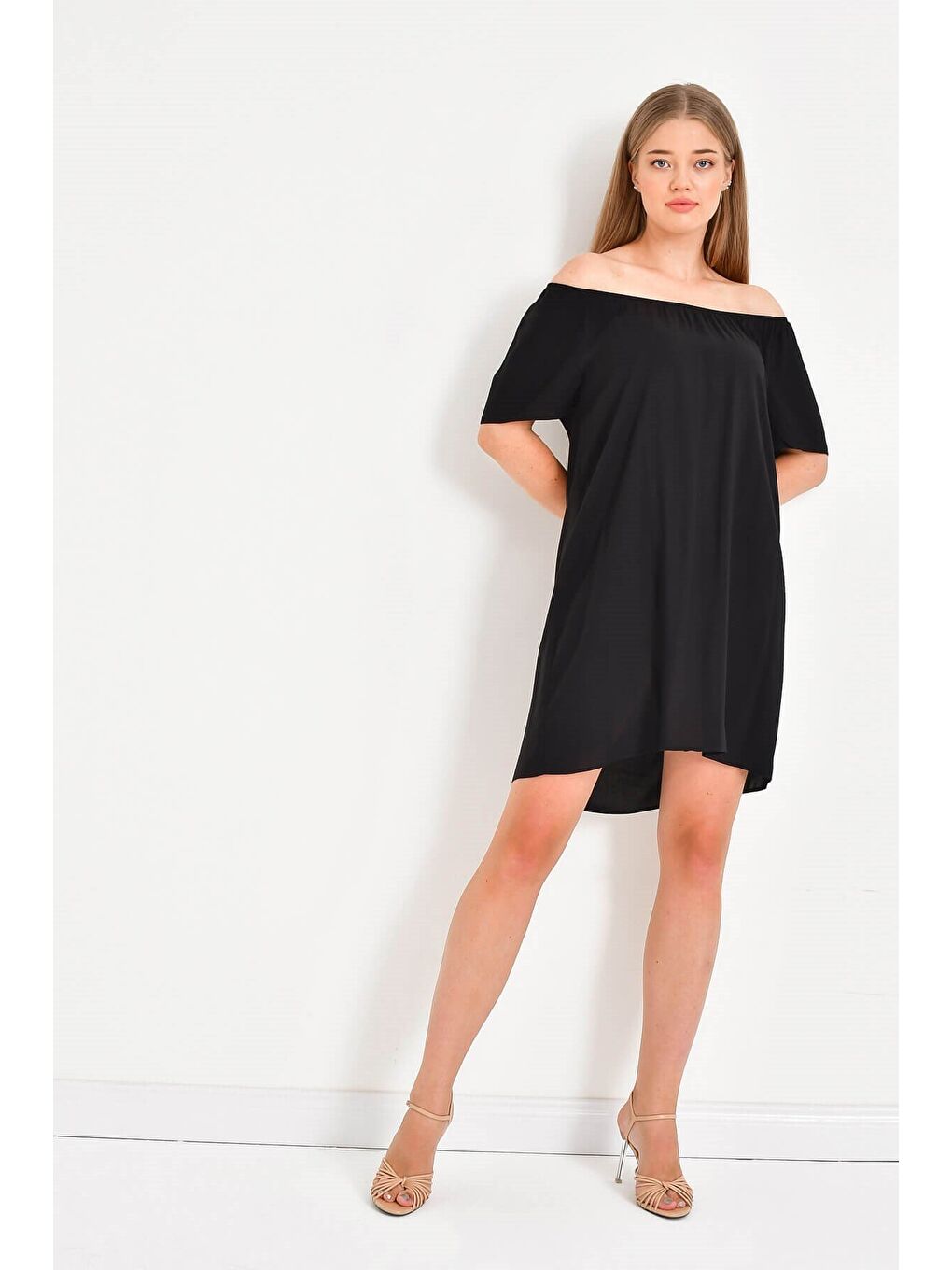 Siyah Düşük Omuzlu Büzgü Detaylı Elbise-2