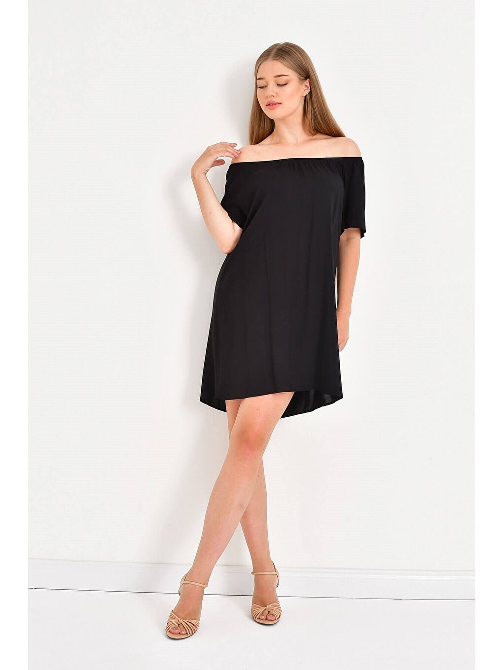 Siyah Düşük Omuzlu Büzgü Detaylı Elbise-3