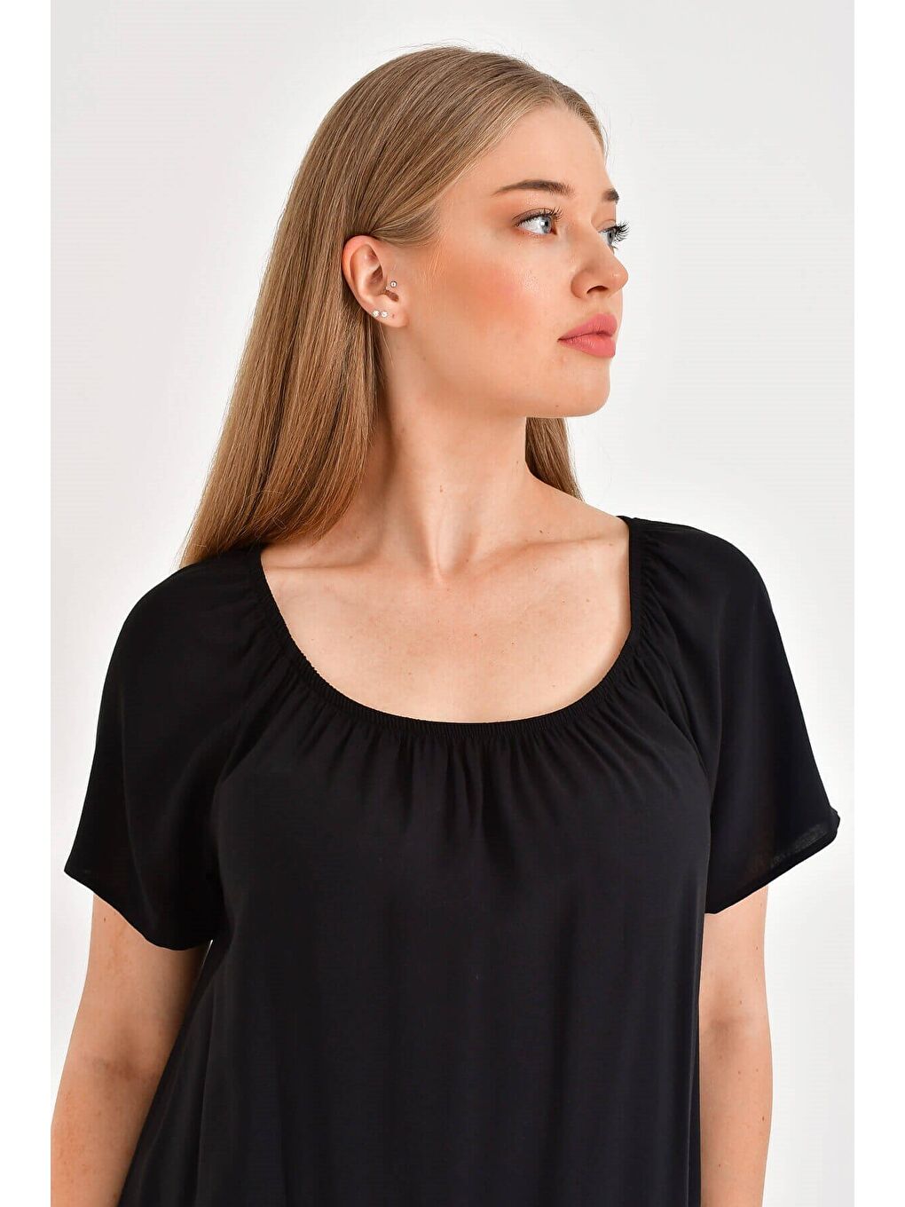 Siyah Düşük Omuzlu Büzgü Detaylı Elbise-4