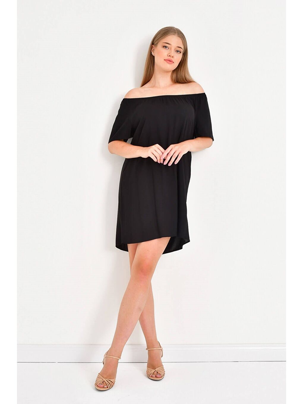 Siyah Düşük Omuzlu Büzgü Detaylı Elbise-5