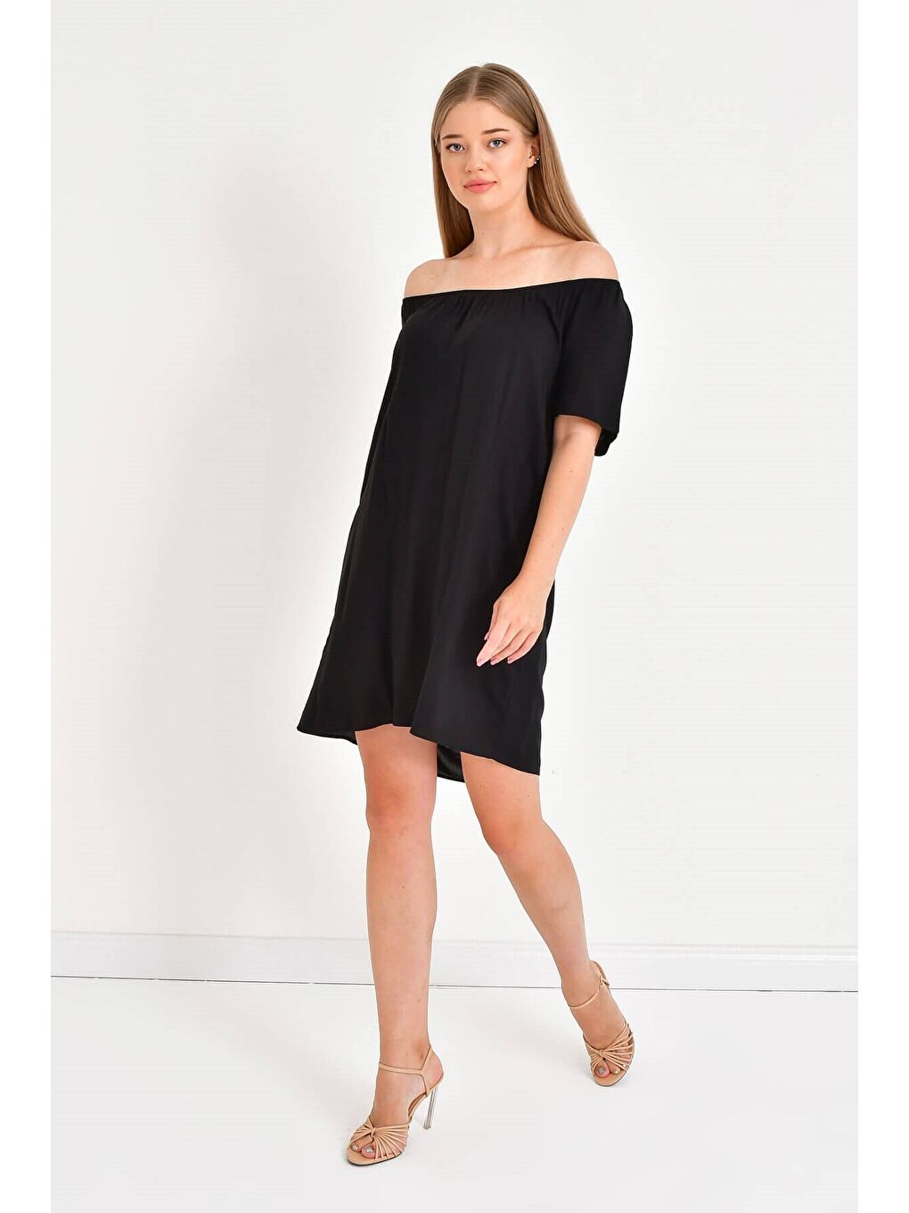 Siyah Düşük Omuzlu Büzgü Detaylı Elbise-6
