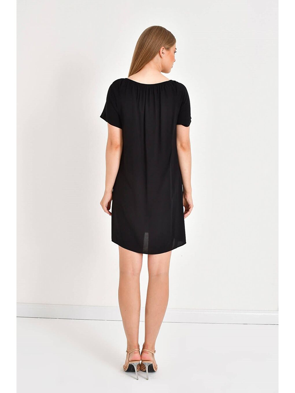 Siyah Düşük Omuzlu Büzgü Detaylı Elbise-7