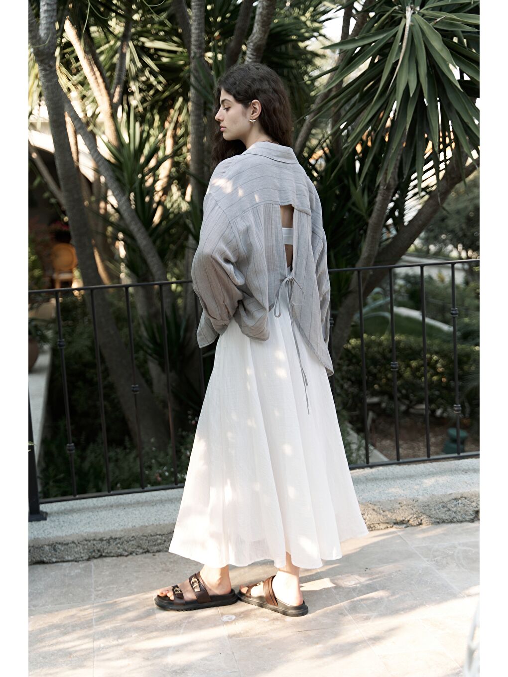 Bej Calynn Sırt Dekolteli Çizgili Vizon Keten Gömlek-3