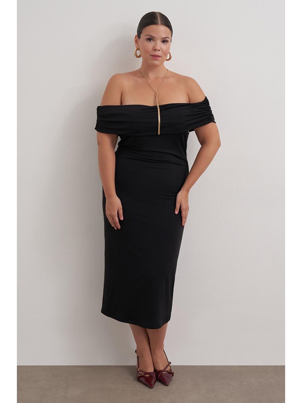Siyah Açık Omuzlu Kolsuz Elbise-1