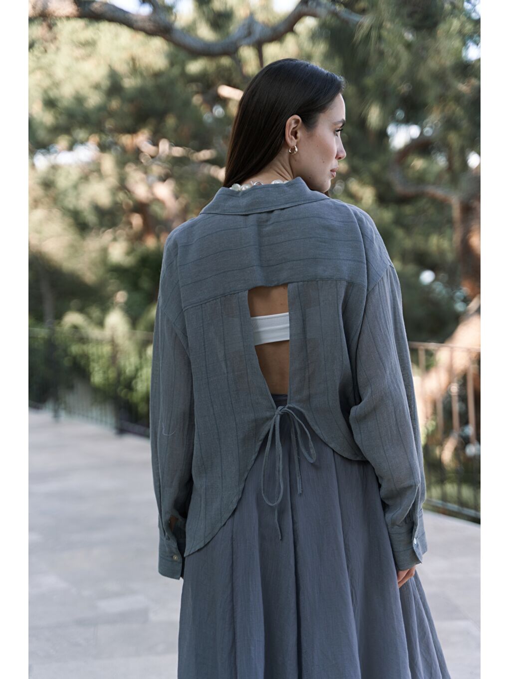 Gri Calynn Sırt Dekolteli Çizgili Füme Keten Gömlek-4