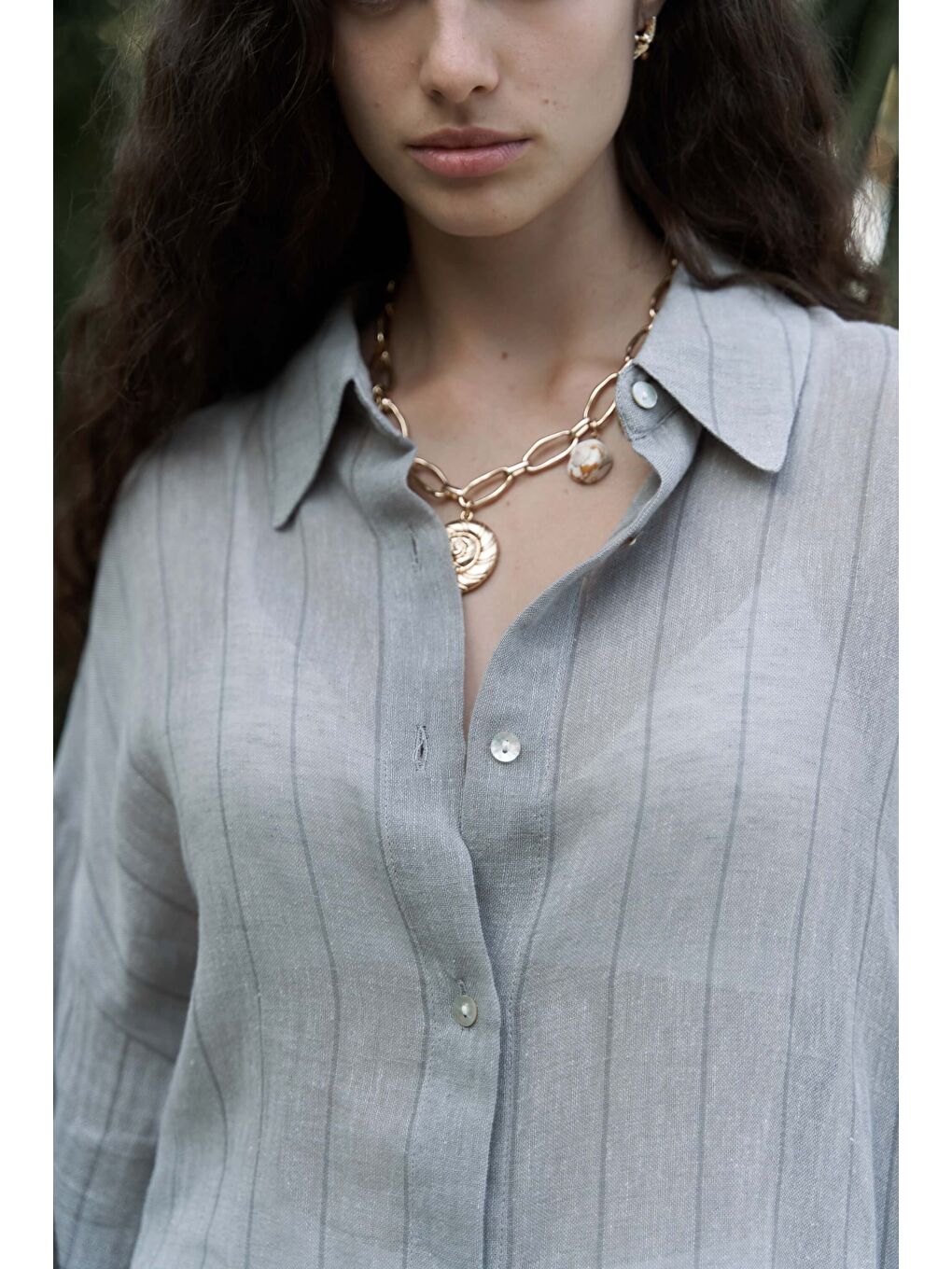 Bej Calynn Sırt Dekolteli Çizgili Vizon Keten Gömlek-5