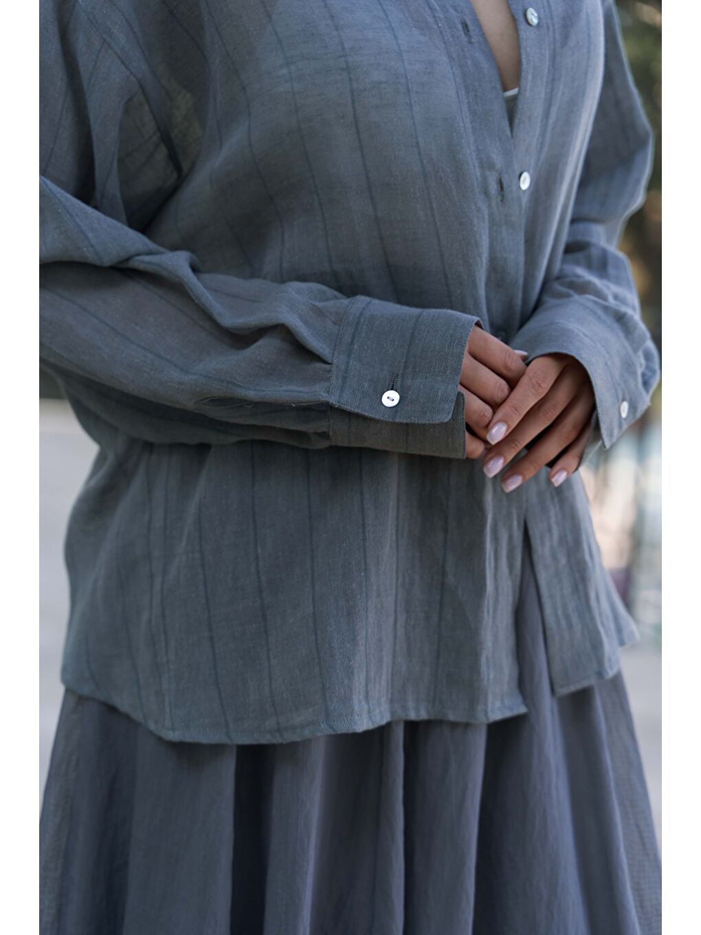 Gri Calynn Sırt Dekolteli Çizgili Füme Keten Gömlek-6