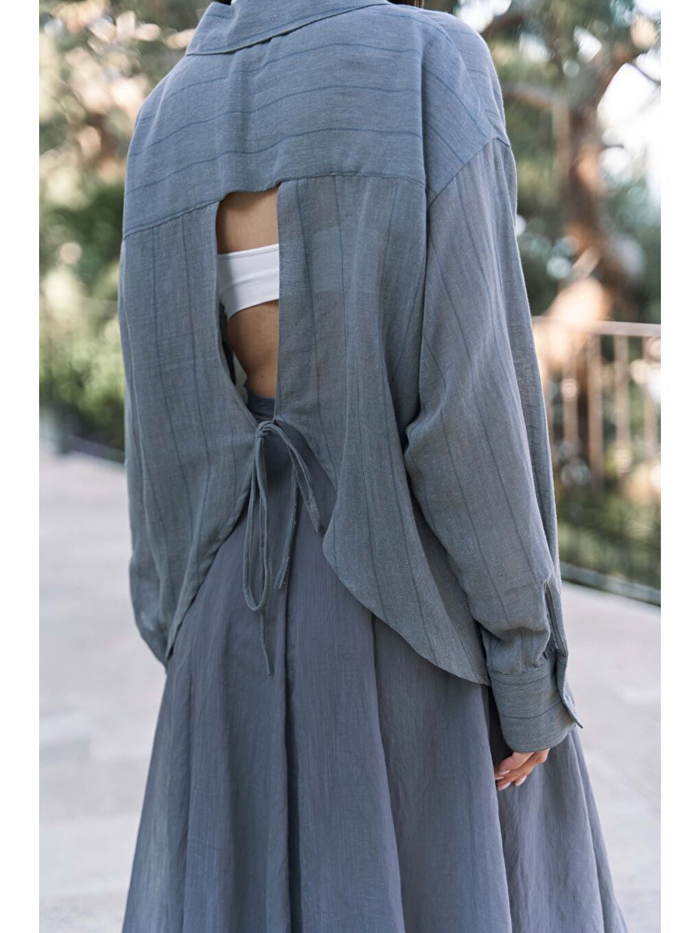Gri Calynn Sırt Dekolteli Çizgili Füme Keten Gömlek-7