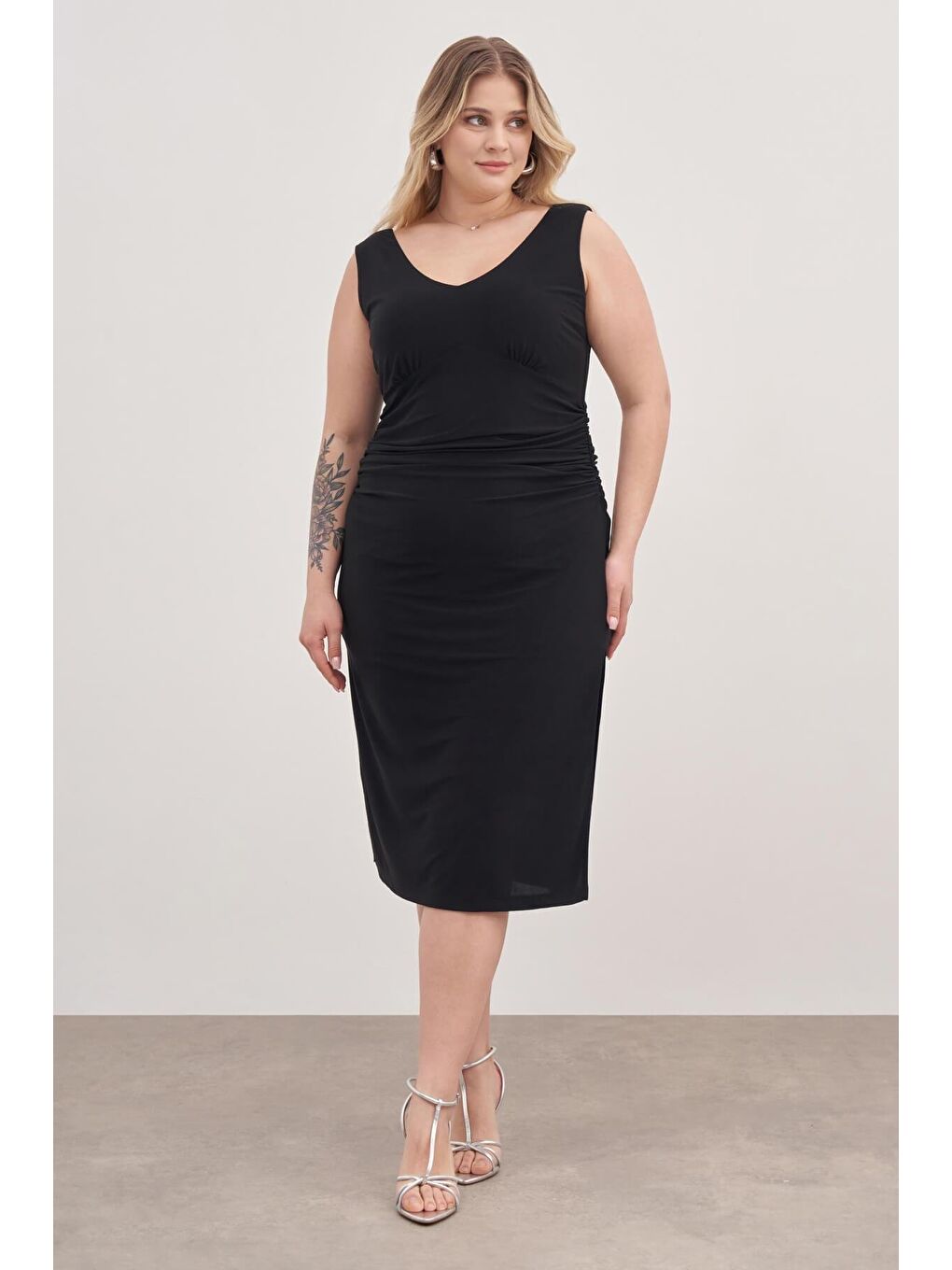 Siyah Drape Detaylı Midi Elbise