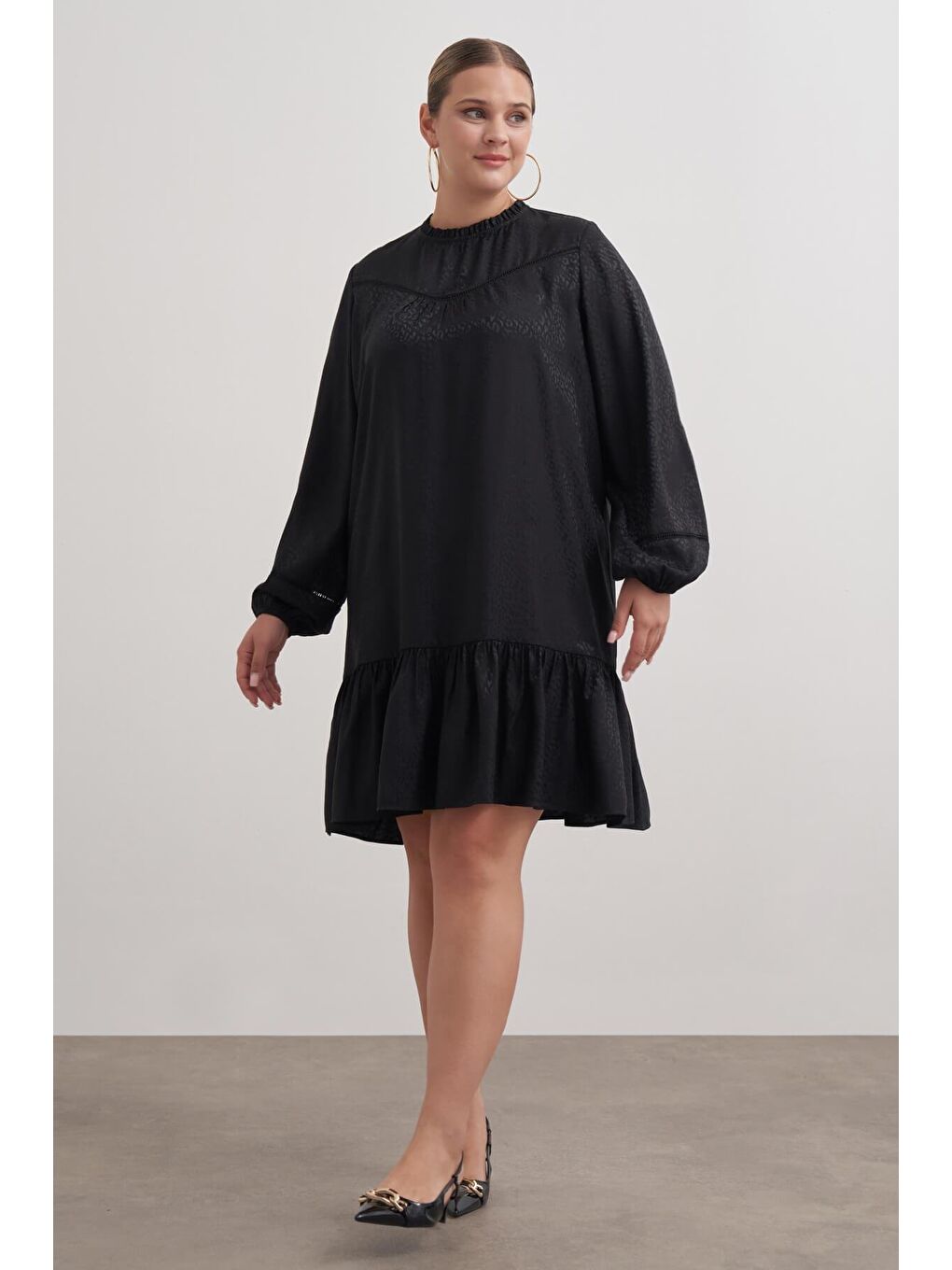 Siyah Şerit Detaylı Saten Elbise