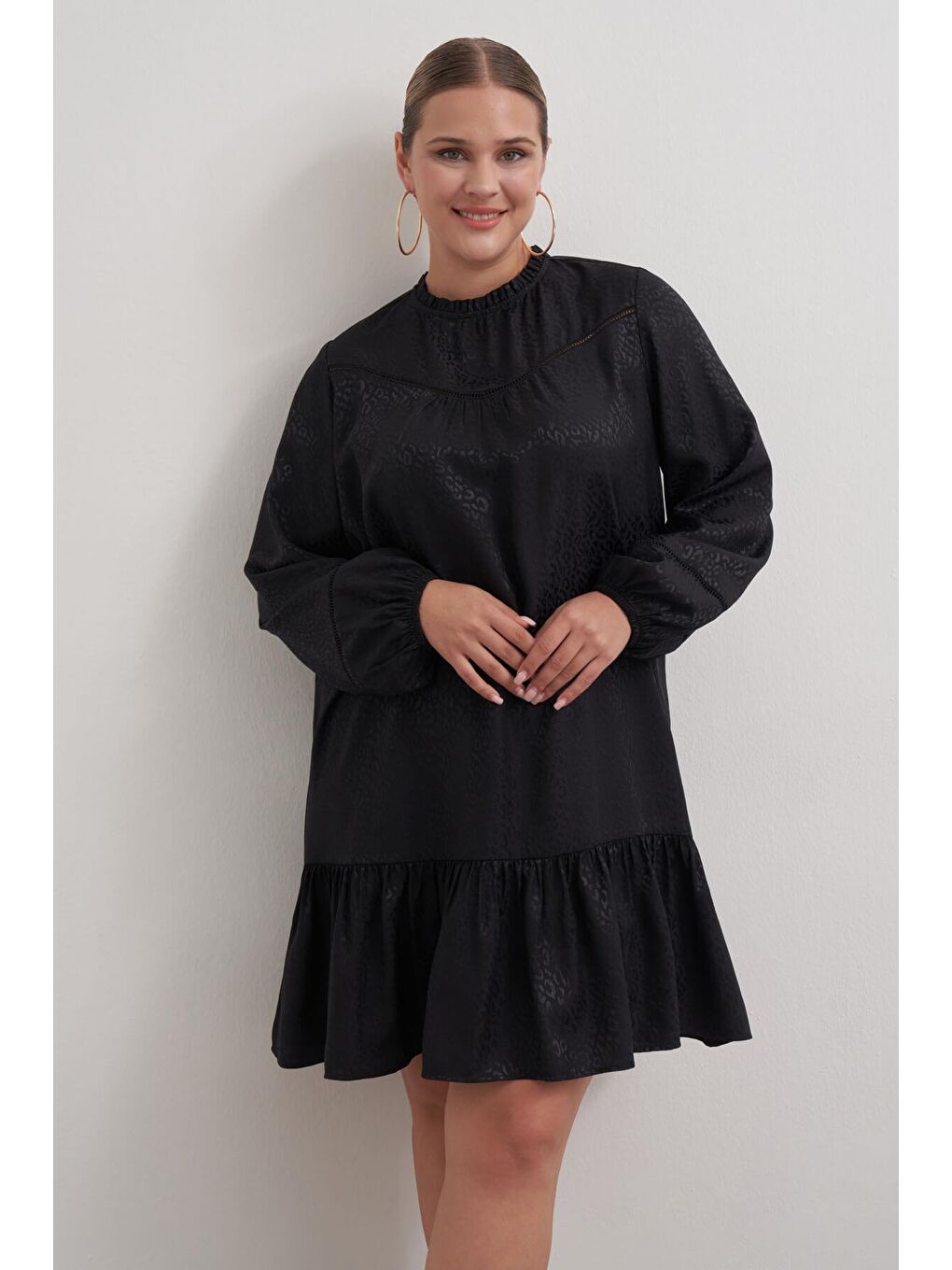 Siyah Şerit Detaylı Saten Elbise-1