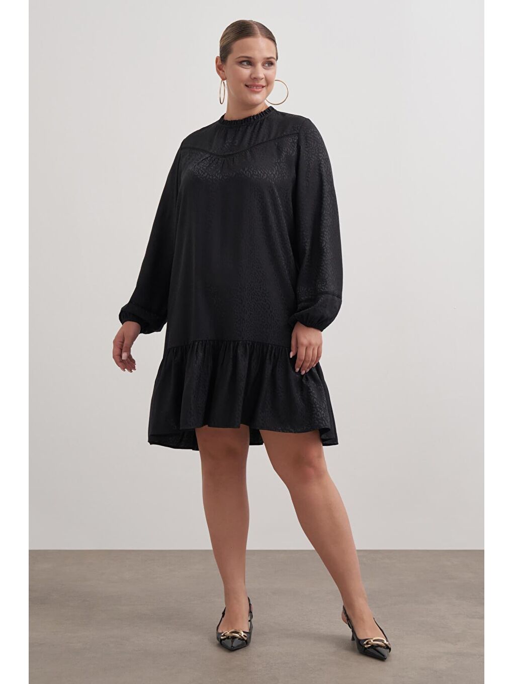 Siyah Şerit Detaylı Saten Elbise-2