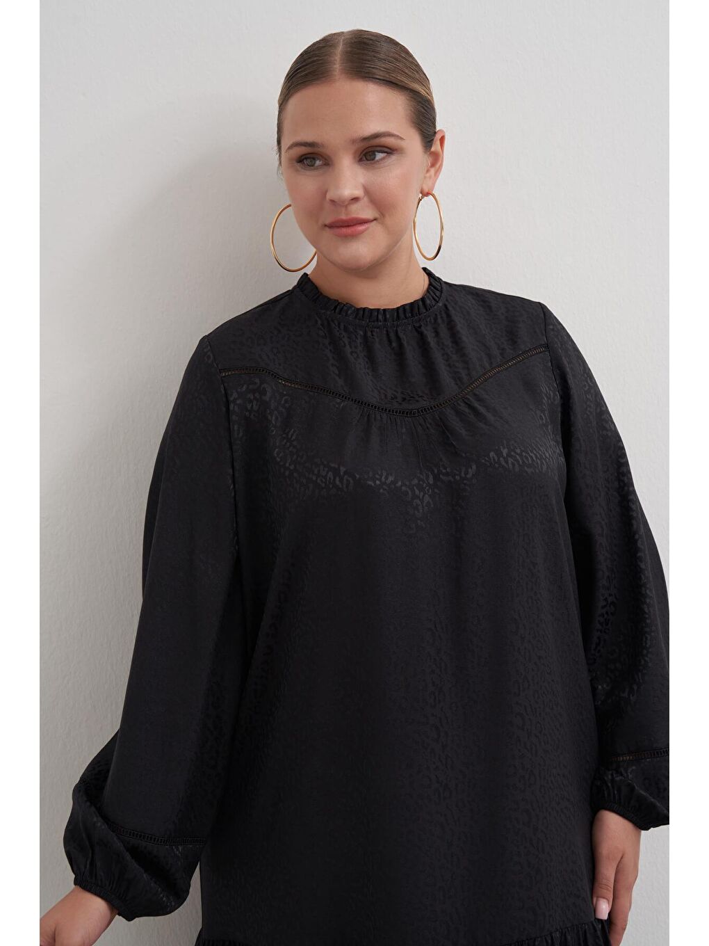 Siyah Şerit Detaylı Saten Elbise-3