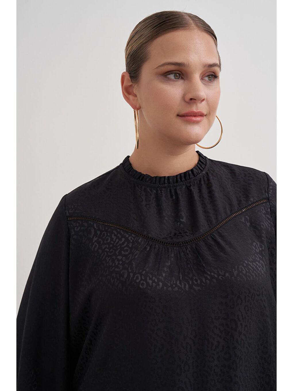 Siyah Şerit Detaylı Saten Elbise-4