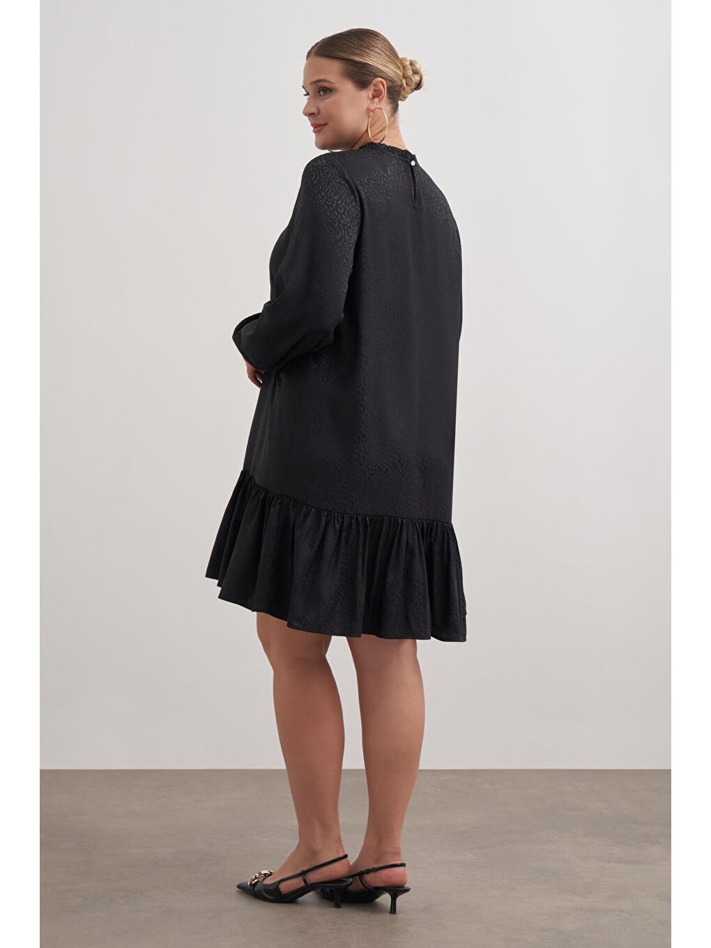 Siyah Şerit Detaylı Saten Elbise-5