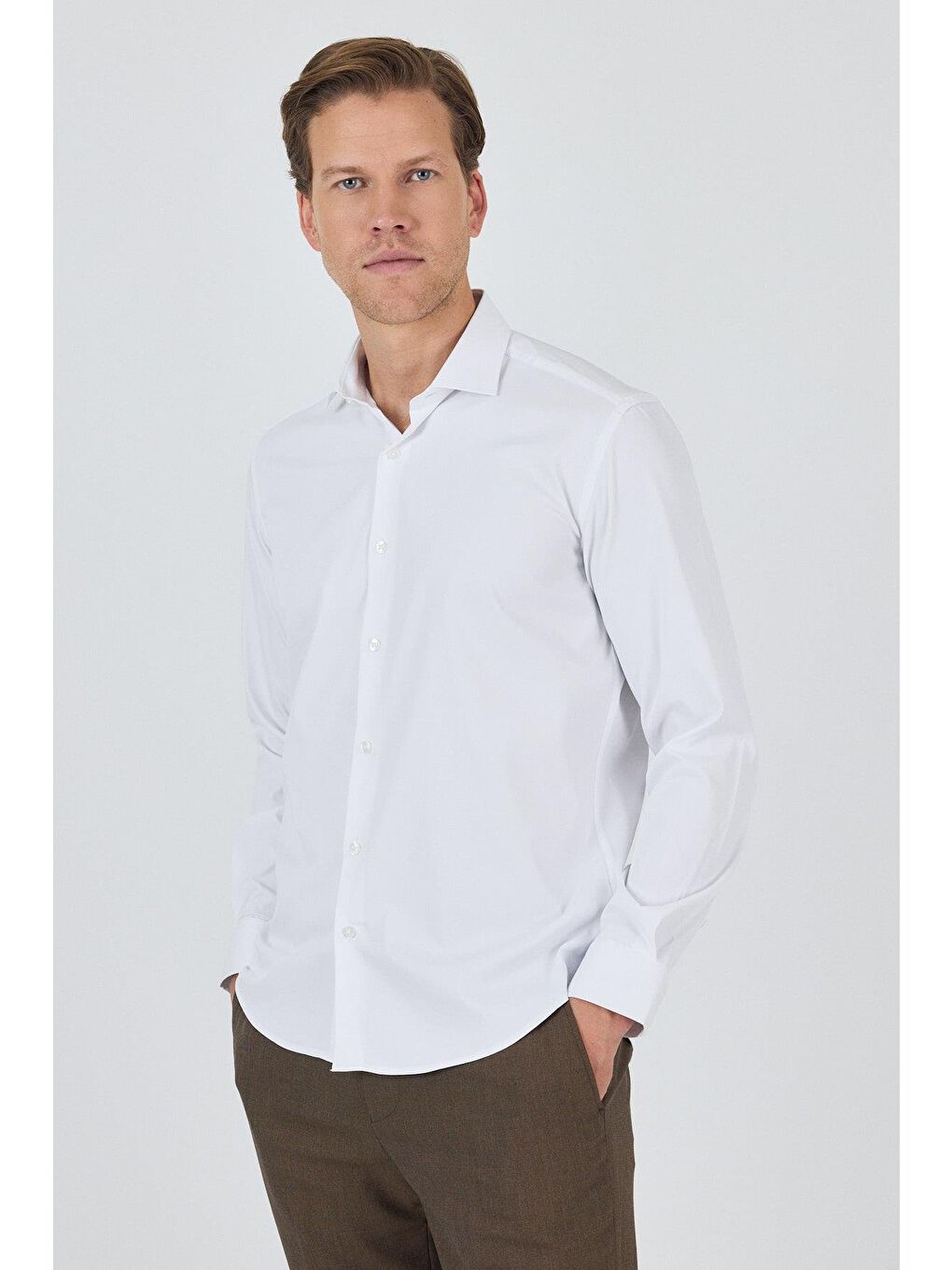 Beyaz Uzun Kol Düz Bez Ayağı Sert Yaka Cepsiz Pamuklu Classic Slim Fit Gömlek 1004250160