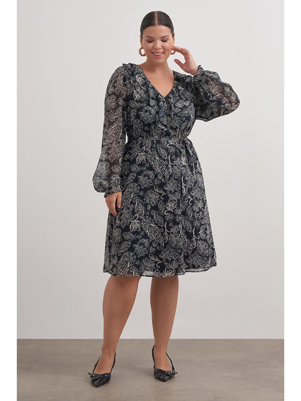 Siyah V Yaka Fırfırlı Kuşaklı Elbise