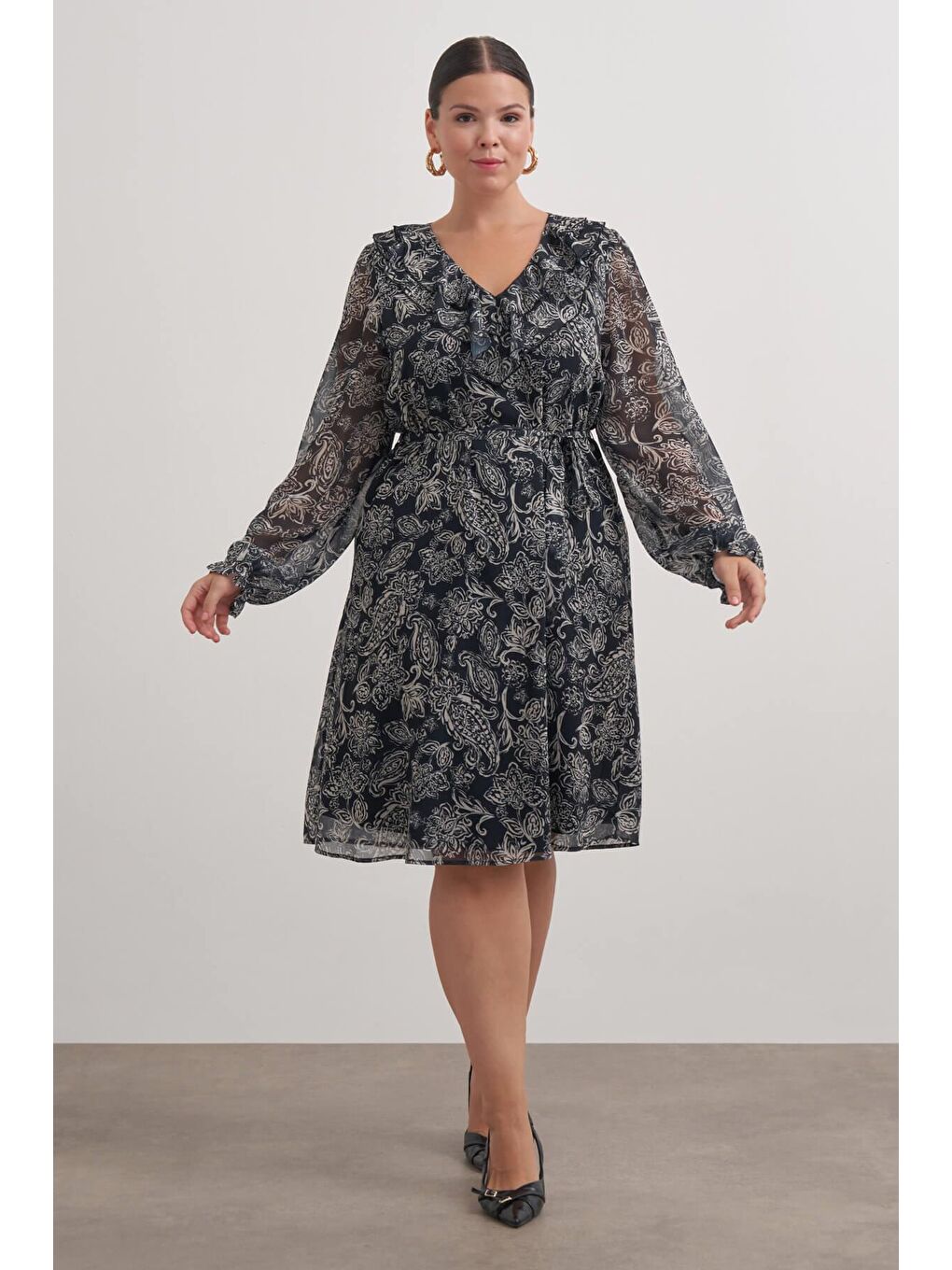 Siyah V Yaka Fırfırlı Kuşaklı Elbise-1