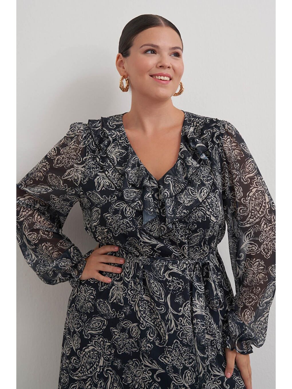 Siyah V Yaka Fırfırlı Kuşaklı Elbise-2