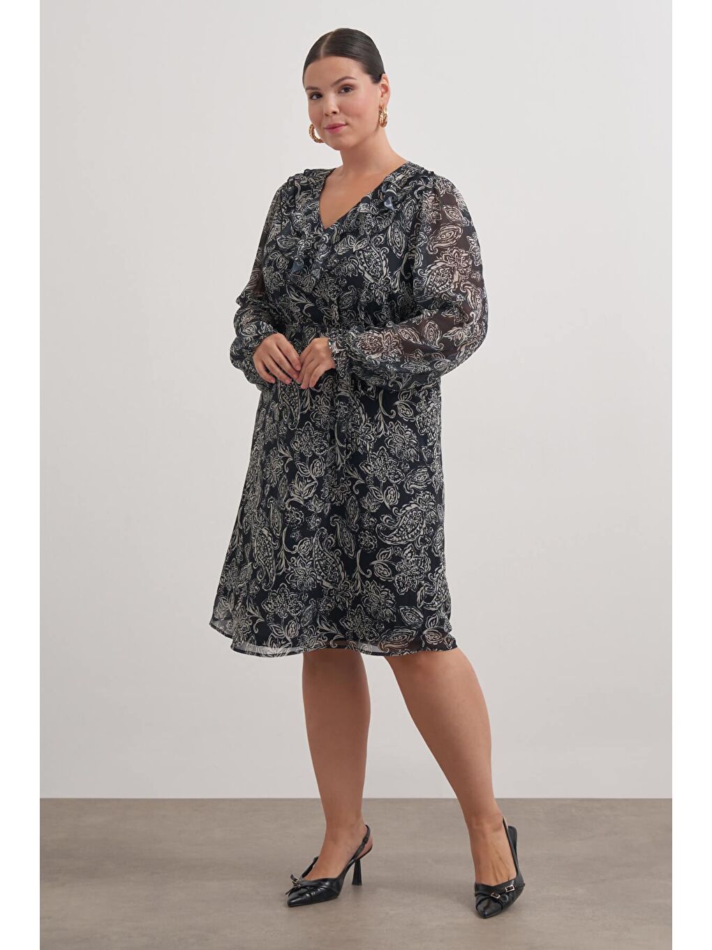 Siyah V Yaka Fırfırlı Kuşaklı Elbise-3