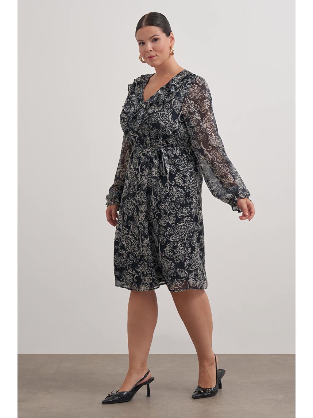 Siyah V Yaka Fırfırlı Kuşaklı Elbise-4