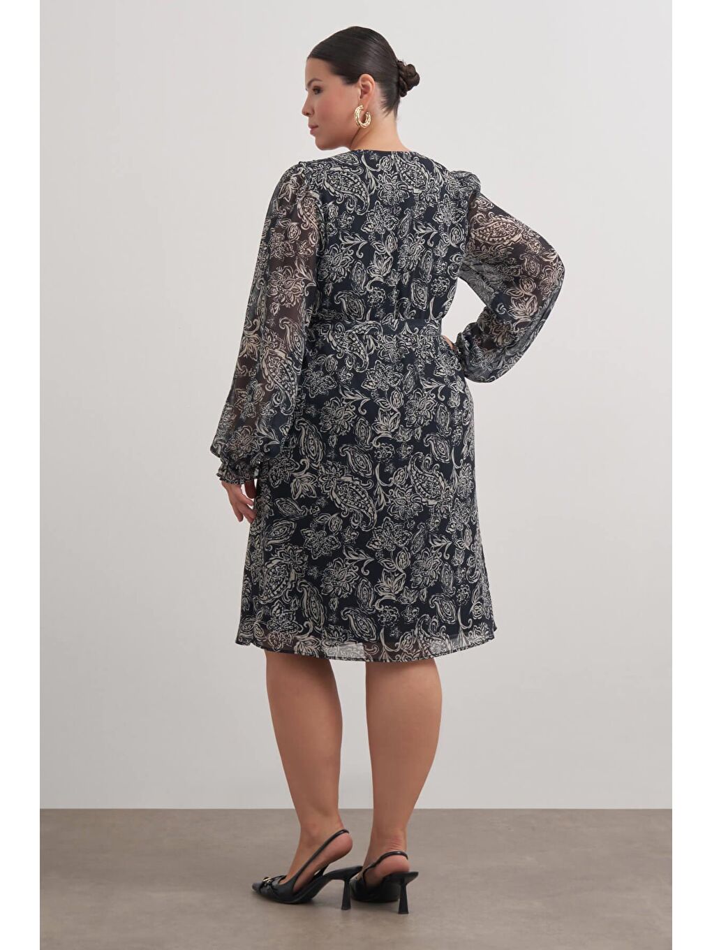 Siyah V Yaka Fırfırlı Kuşaklı Elbise-5