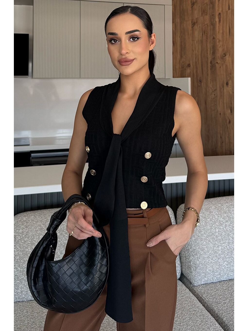 Siyah Ön Bağlamalı Triko Yelek