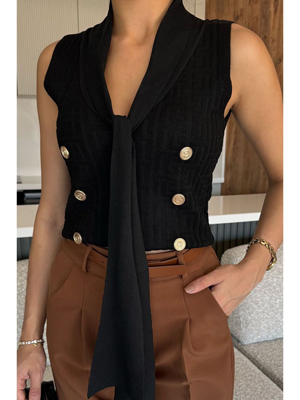Siyah Ön Bağlamalı Triko Yelek-1