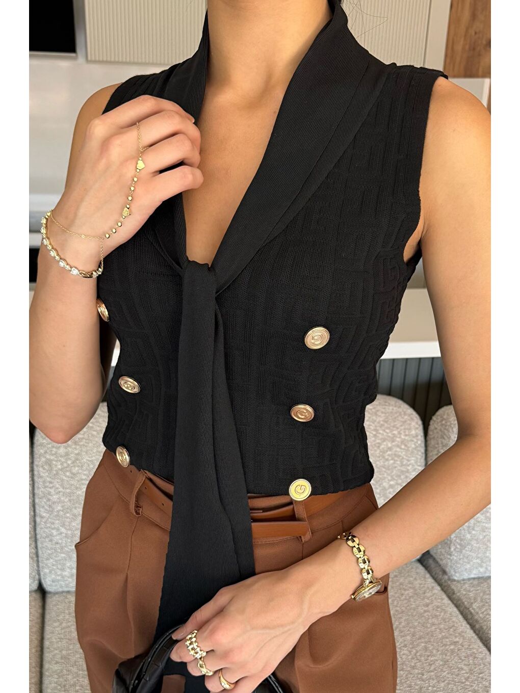 Siyah Ön Bağlamalı Triko Yelek-2