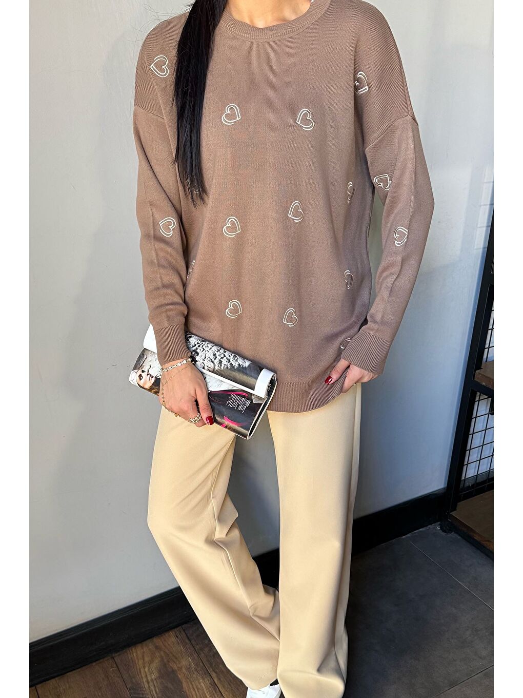 Bej Kalp Nakışlı Kadın Triko Kazak