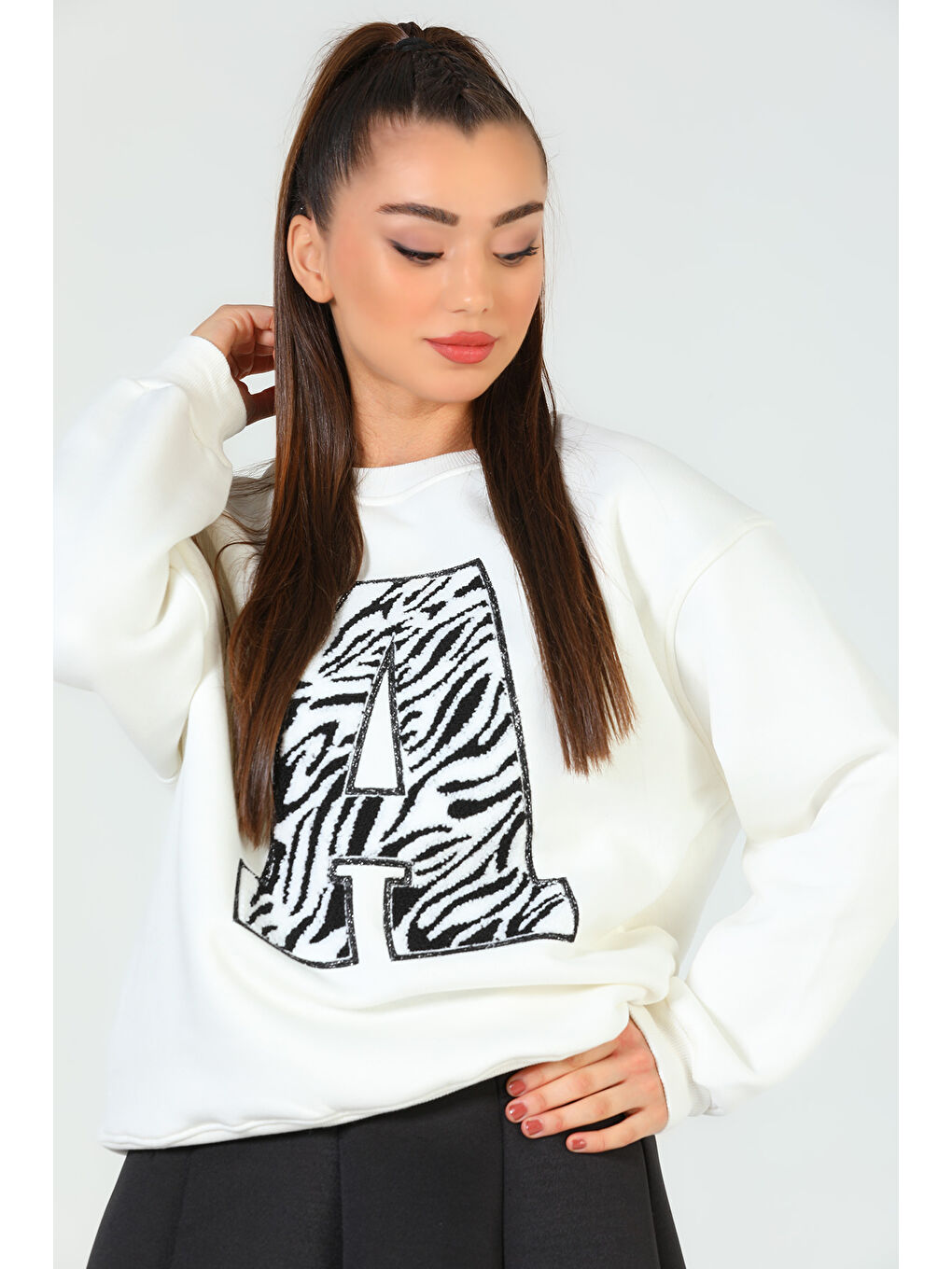 GÜLSELİ Ekru Kadın Nakışlı Şardonlu Üç İplik Sweatshirt - 1