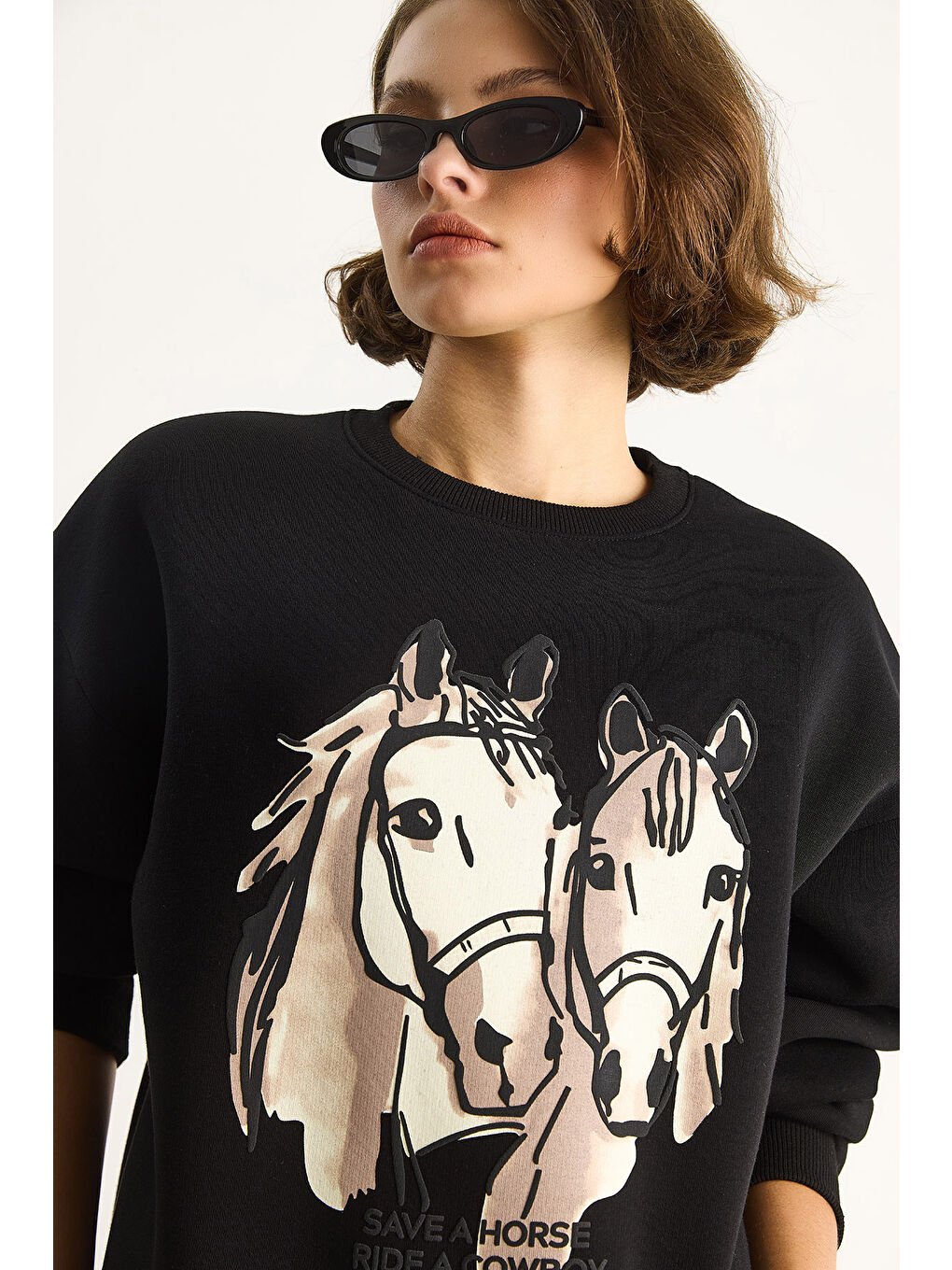 Siyah Kadın Bisiklet Yaka Dijital Cowboy Baskılı Salaş Sweatshirt-1