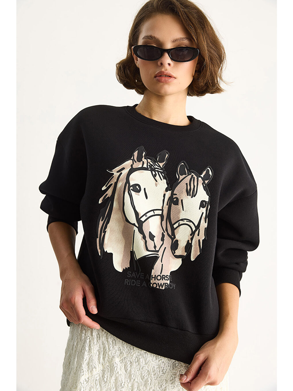 Siyah Kadın Bisiklet Yaka Dijital Cowboy Baskılı Salaş Sweatshirt-2