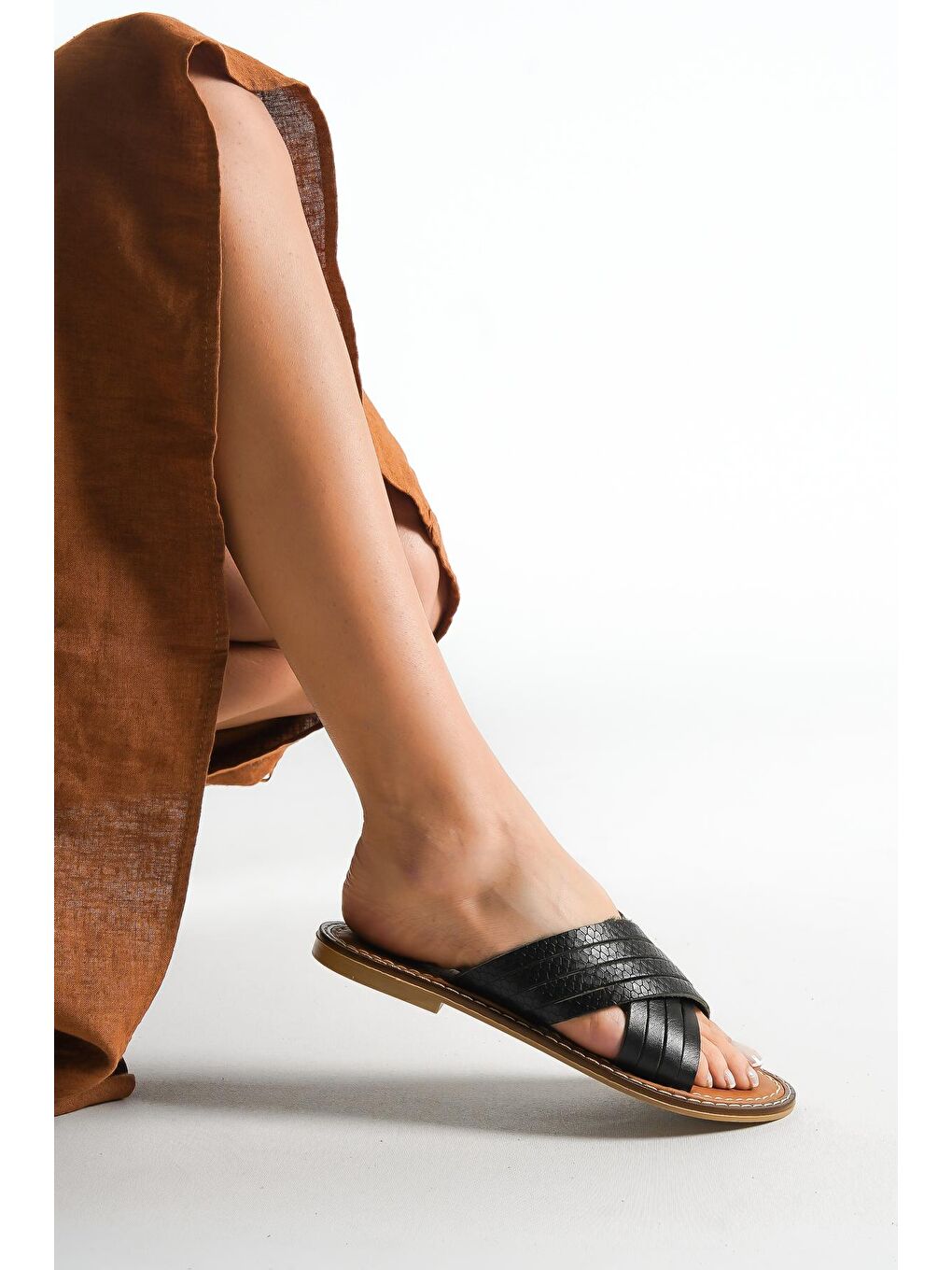 Siyah 8098 Hakiki Deri Kadın Bodrum Terlik-4