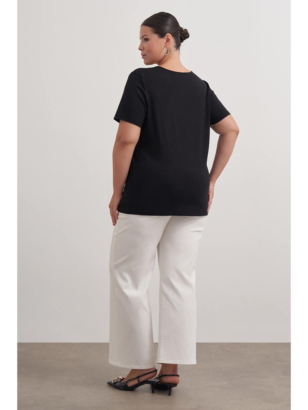 Siyah V Yaka Tişört-4