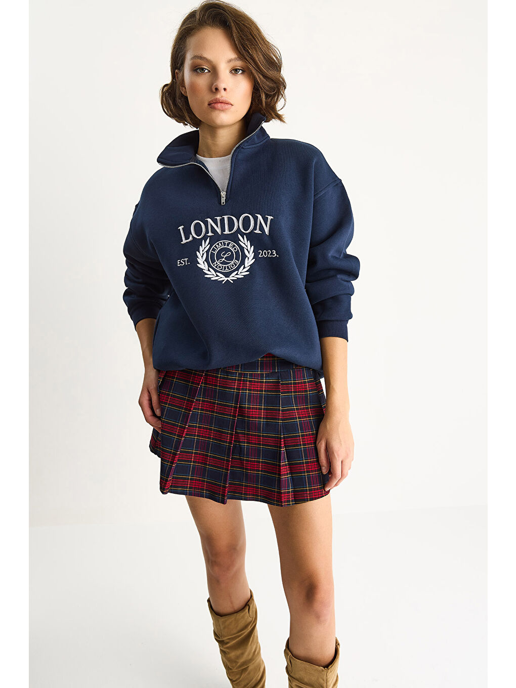 Lacivert Kadın London İşlemeli Dik Yaka Fermuar Detaylı Şardonlu Oversize Sweatshirt-1