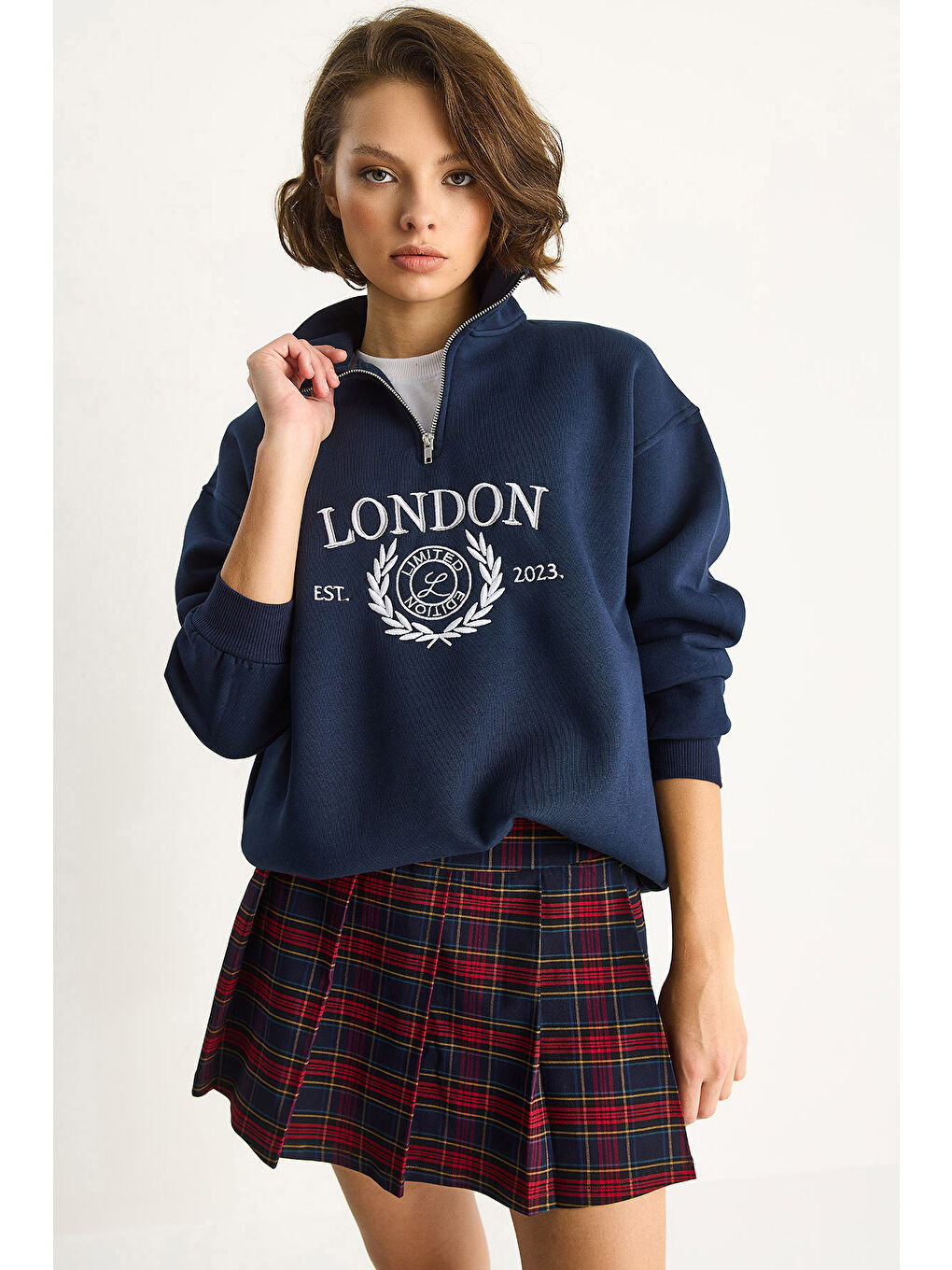 Lacivert Kadın London İşlemeli Dik Yaka Fermuar Detaylı Şardonlu Oversize Sweatshirt-2
