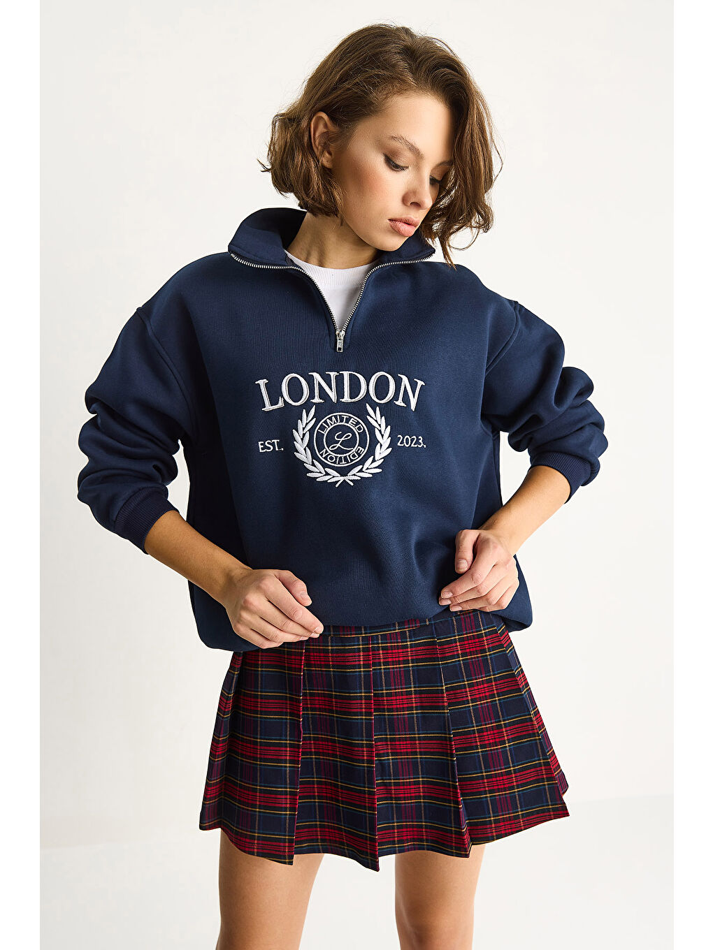 Lacivert Kadın London İşlemeli Dik Yaka Fermuar Detaylı Şardonlu Oversize Sweatshirt-3