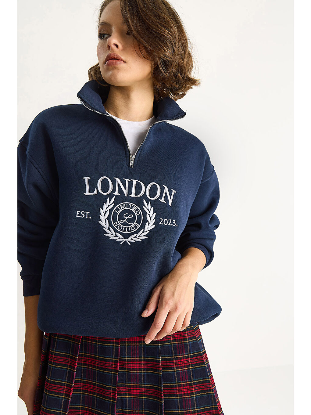Lacivert Kadın London İşlemeli Dik Yaka Fermuar Detaylı Şardonlu Oversize Sweatshirt-4