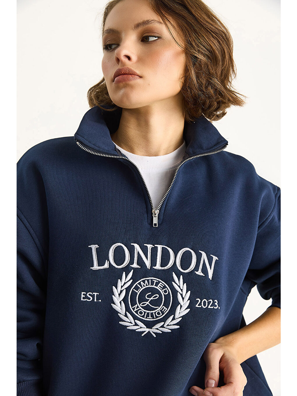 Lacivert Kadın London İşlemeli Dik Yaka Fermuar Detaylı Şardonlu Oversize Sweatshirt-5