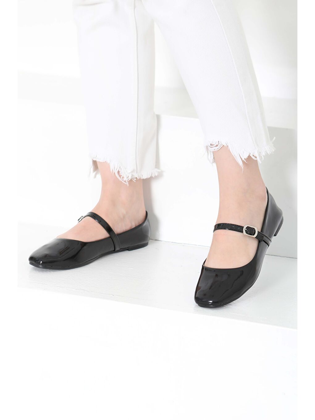 Kadın Siyah Kemerli Rugan Ayakkabı - 27155