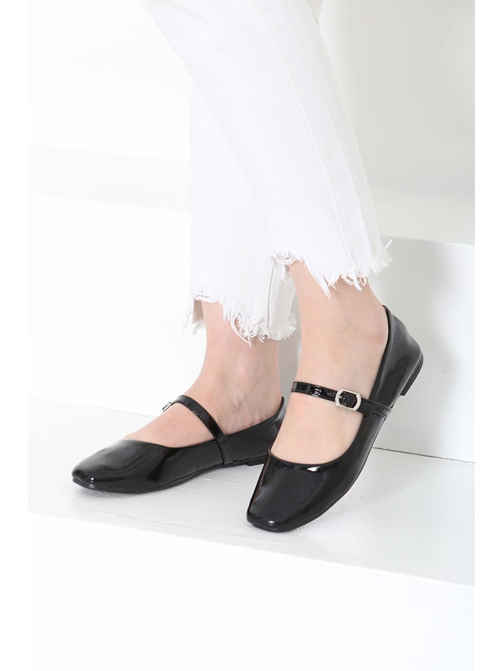 Kadın Siyah Kemerli Rugan Ayakkabı - 27155-1