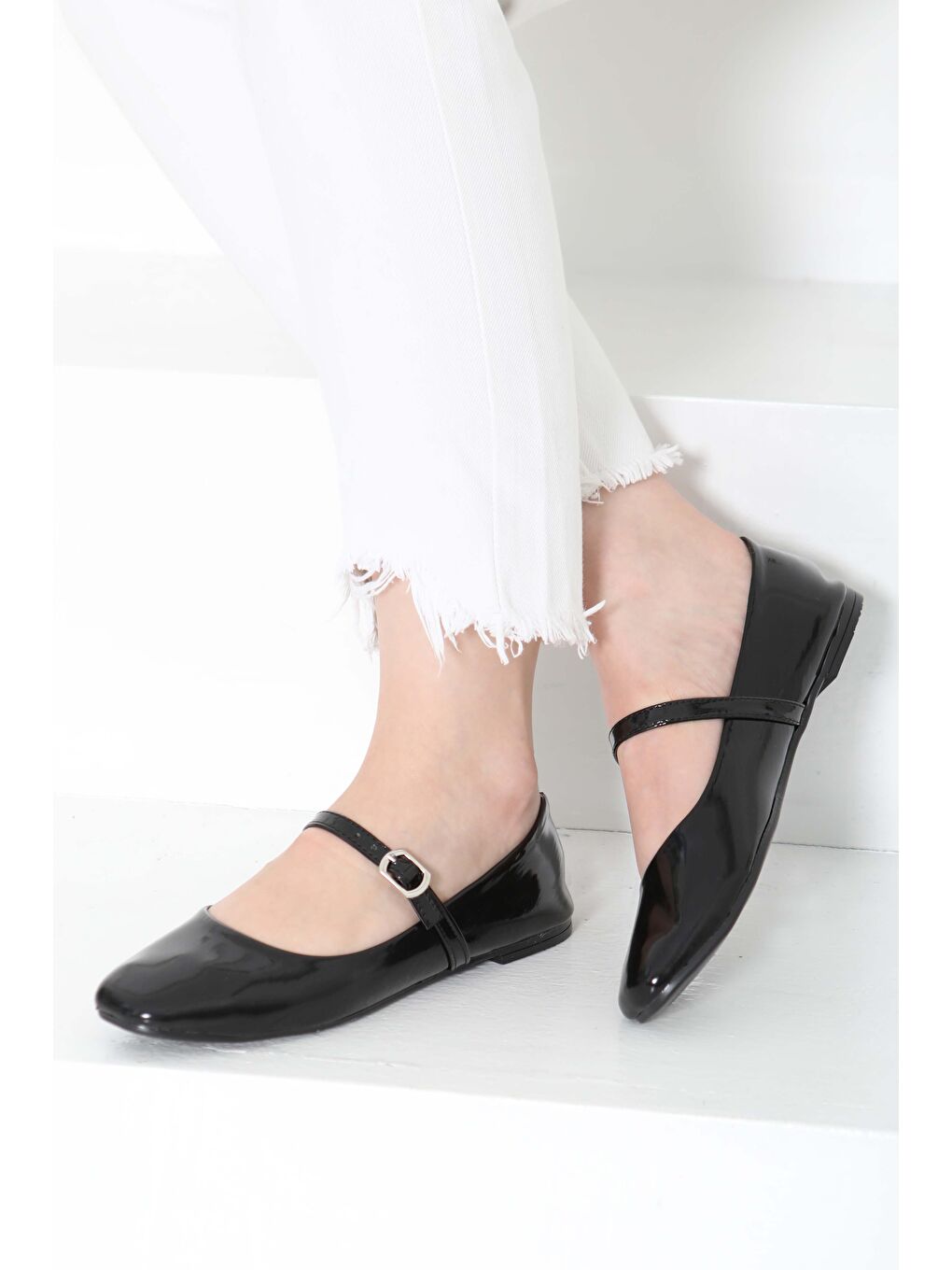 Kadın Siyah Kemerli Rugan Ayakkabı - 27155-2