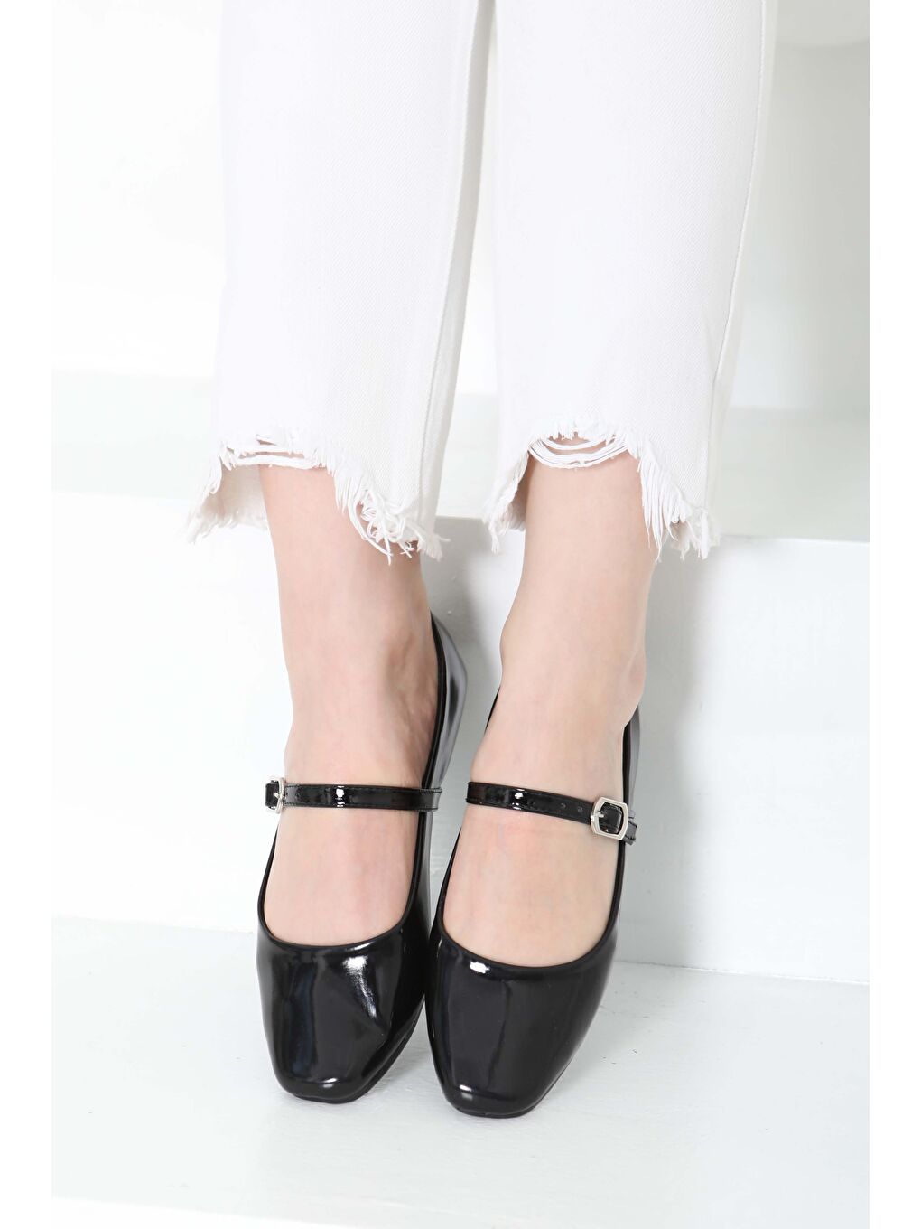 Kadın Siyah Kemerli Rugan Ayakkabı - 27155-3