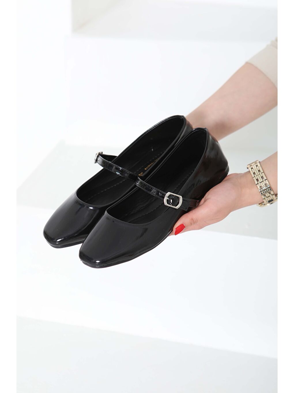 Kadın Siyah Kemerli Rugan Ayakkabı - 27155-4