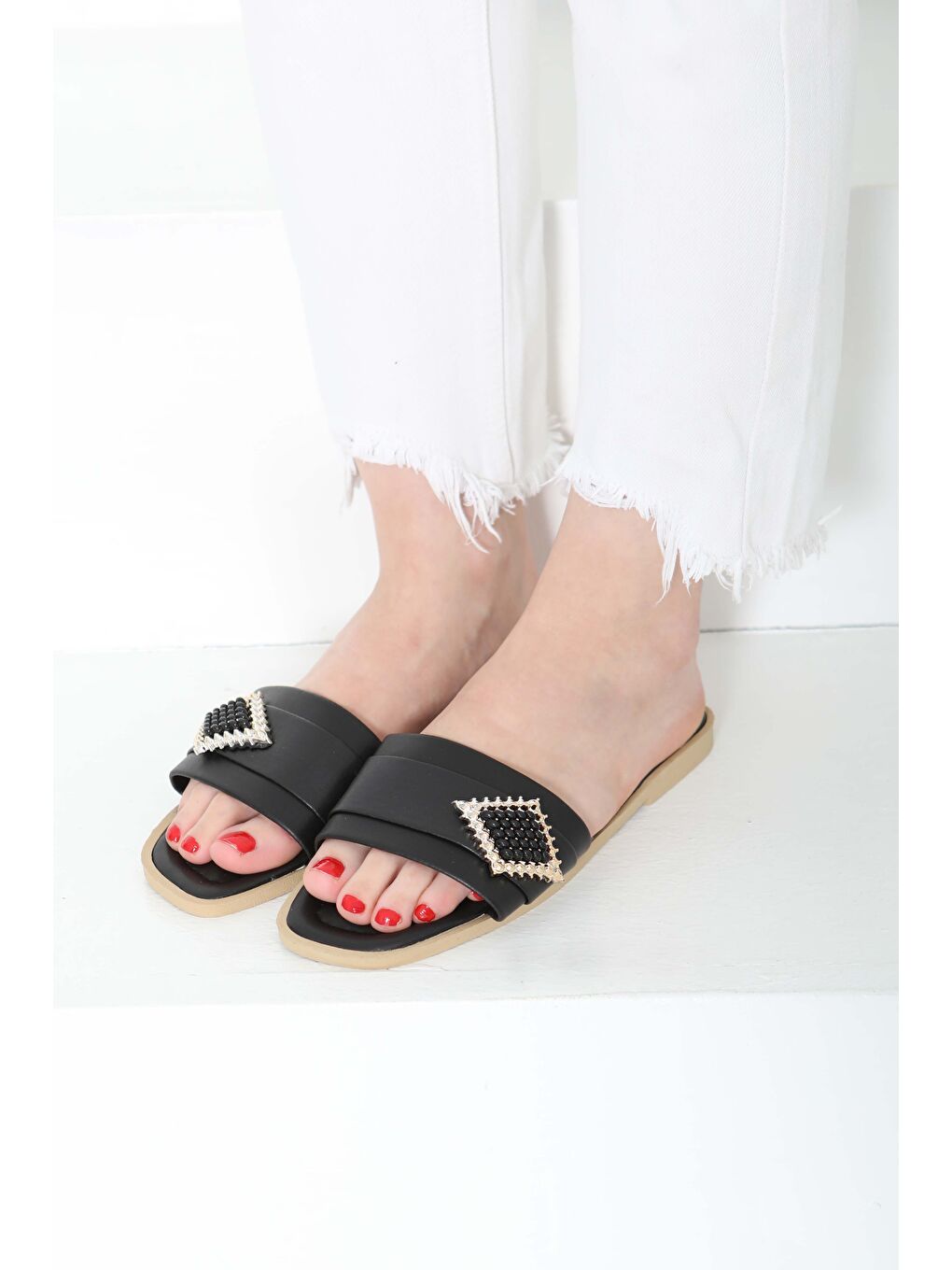 Kadın Siyah Tokalı Terlik - 27157-4