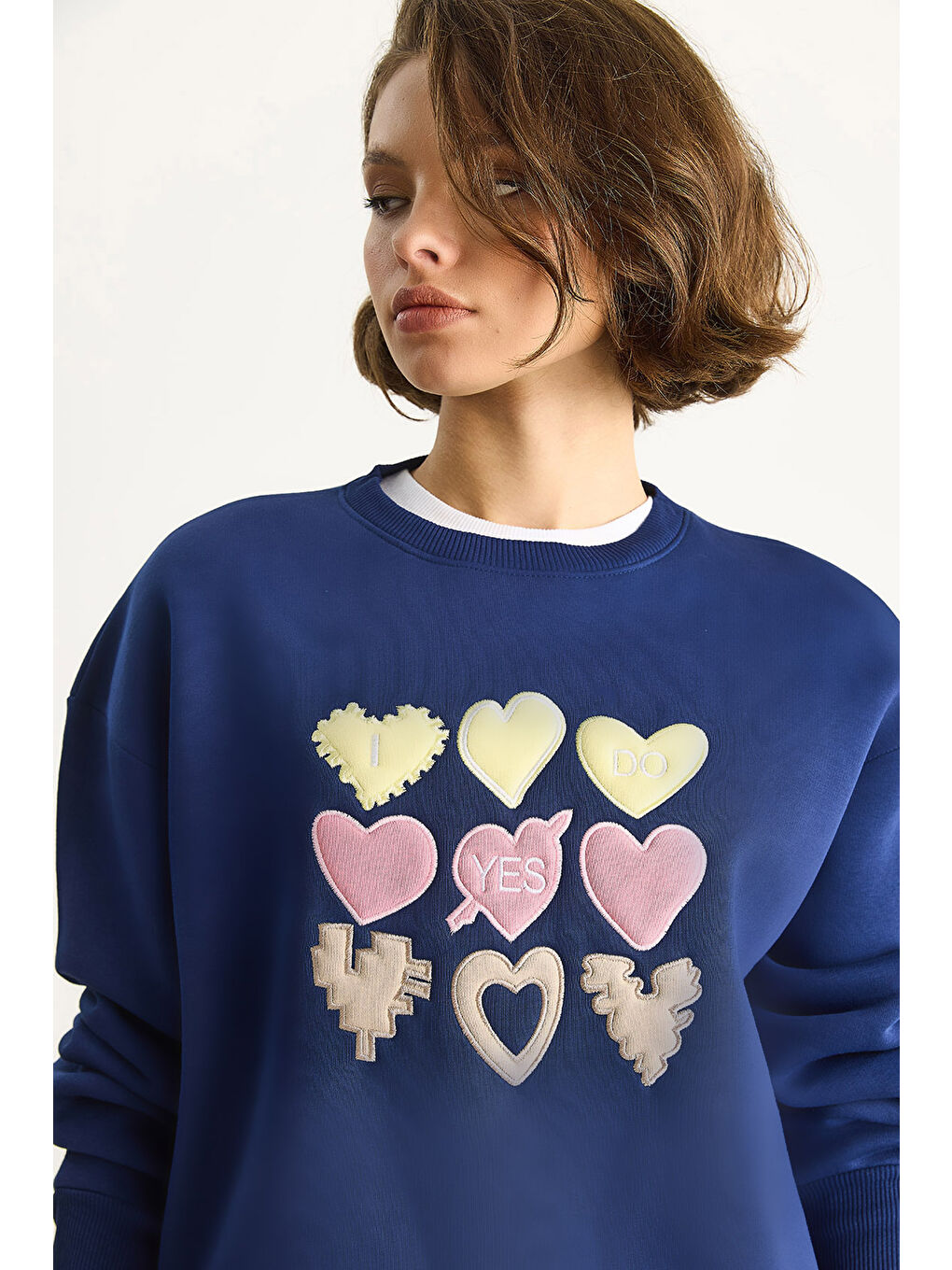 Lacivert Kadın Bisiklet Yaka Kalp Nakışlı Şardonlu Üç İplik Sweatshirt