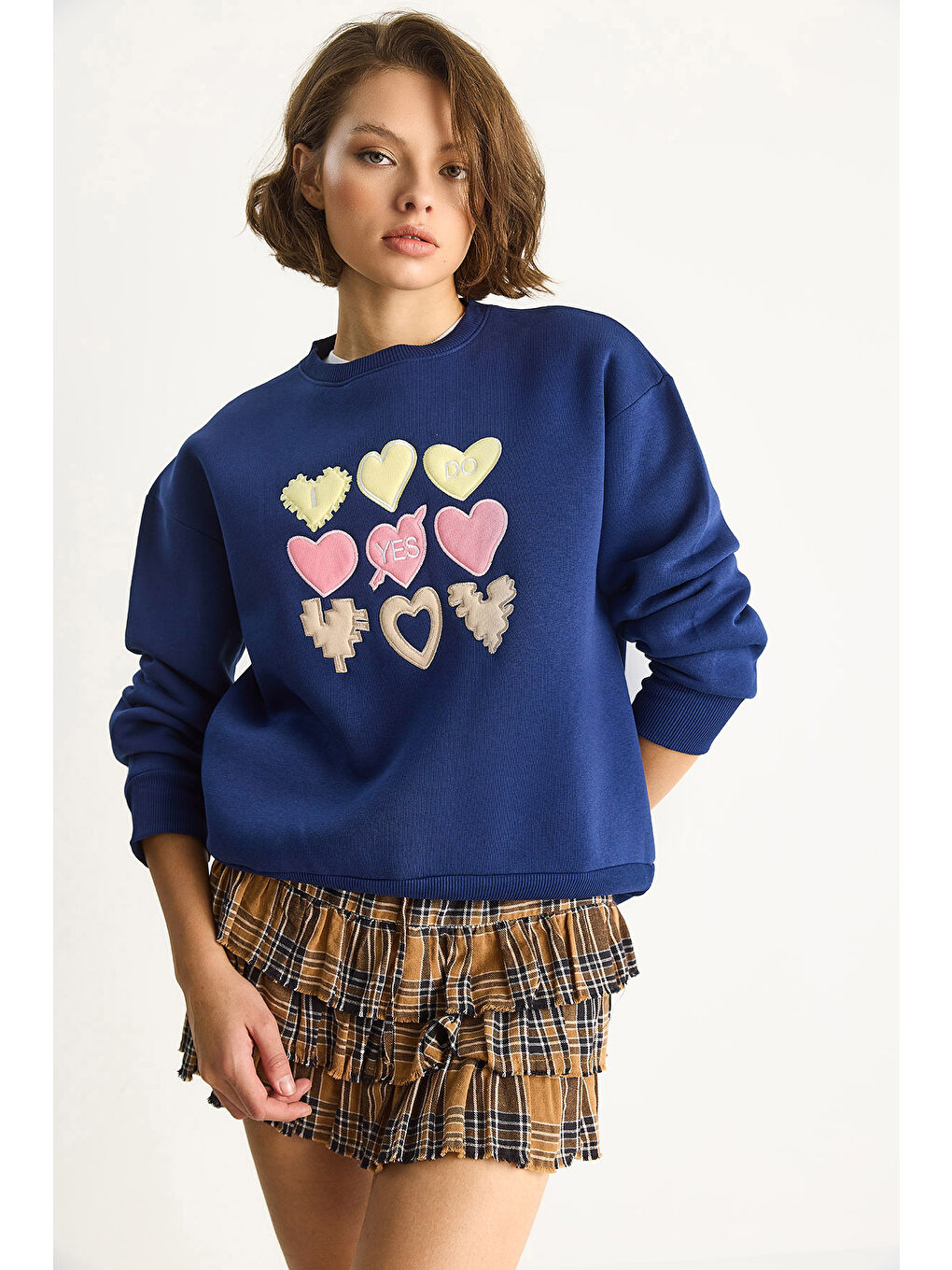 Lacivert Kadın Bisiklet Yaka Kalp Nakışlı Şardonlu Üç İplik Sweatshirt-1