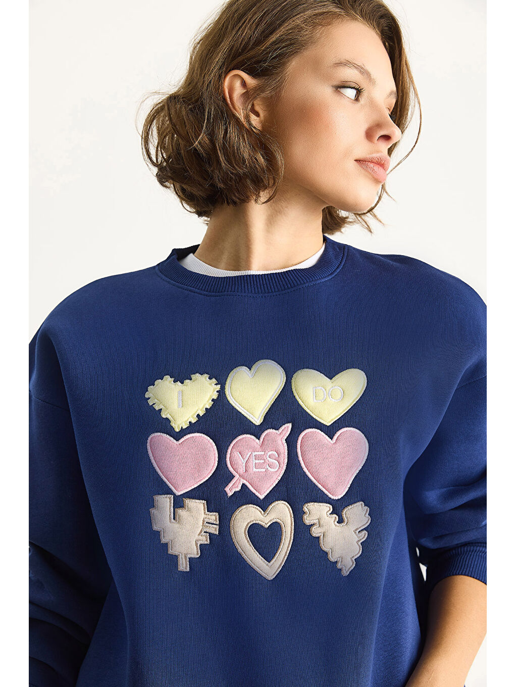 Lacivert Kadın Bisiklet Yaka Kalp Nakışlı Şardonlu Üç İplik Sweatshirt-2